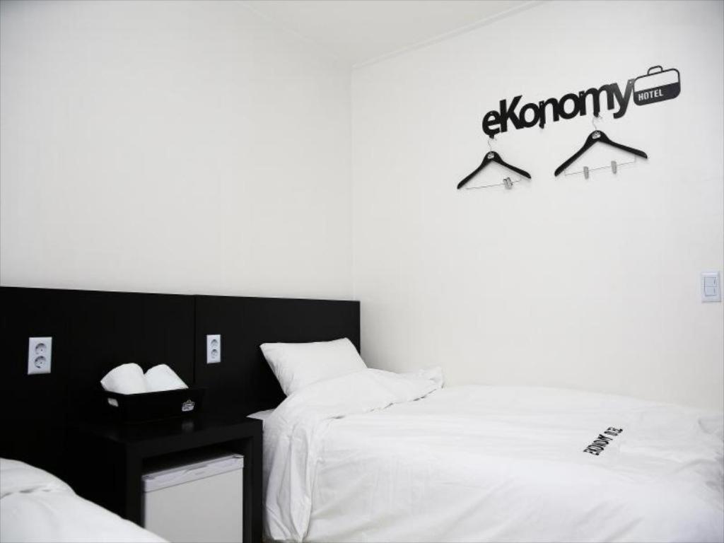 Ekonomy Hotel Gumi Eksteriør bilde